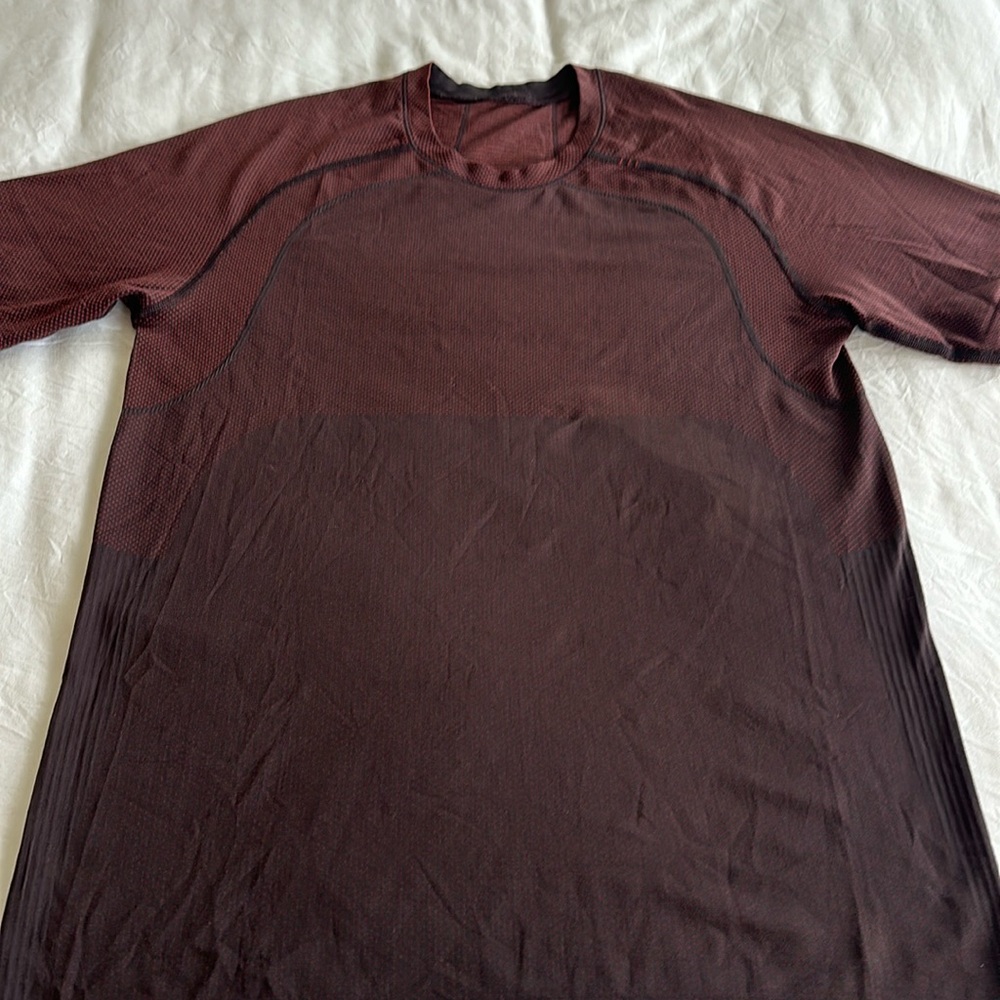 Men’s Lululemon Train Short Sleeve Shirt Plum Small